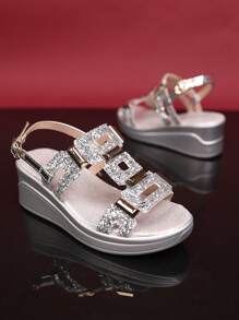 1 par de sandalias de tacón alto con puntera abierta, con tiras metálicas de brillo plateado y suela suave, estilo princesa de moda para uso diario, playa, fiesta y baile para niñas pequeñas