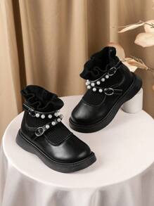 Ein Paar schwarze Leder-Knöchelstiefel mit Perlen-Dekorationsbändern und gefalteten gestrickten Schuhöffnungen, eine modische Wahl sowohl für Partys als auch für den Alltag, geeignet für Einkaufen, Partys, Bühnen, Gelegenheitsanlässe usw., Mädchenschuhe, Mädchensandalen, Mädchenschulschuhe, Schulschuhe, Kinderschuhe, Blumenmädchenschuhe