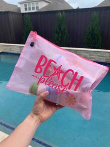 A4尺寸时尚防水PVC沙滩包，印有“Please Beach”字样，配有透明化妆袋和尼龙拉链，是游泳、潜水和夏季度假的理想之选——轻便易携，适合所有年龄段，是沙滩包配件、旅行必备、度假必备、假日旅行包、书包、返校用品、洗漱包和防水洗漱包的理想之选。 - 彩色 - 查看 4