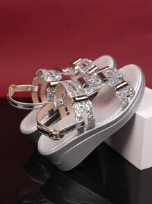 1 par de sandalias de tacón alto con puntera abierta, con tiras metálicas de brillo plateado y suela suave, estilo princesa de moda para uso diario, playa, fiesta y baile para niñas pequeñas