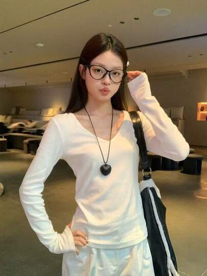 女士白色 V 领长袖 T 恤，纯色，修饰肩部，修身剪裁，打底上衣