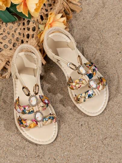 A Pair Of Fashionable Children's Flat Sandals, Bohemian-Style Sandals, Colorful Hand-Woven, And Sandals With Bright Rhinestone Accessories, Suitable For School, Vacation, And Beach Sandals