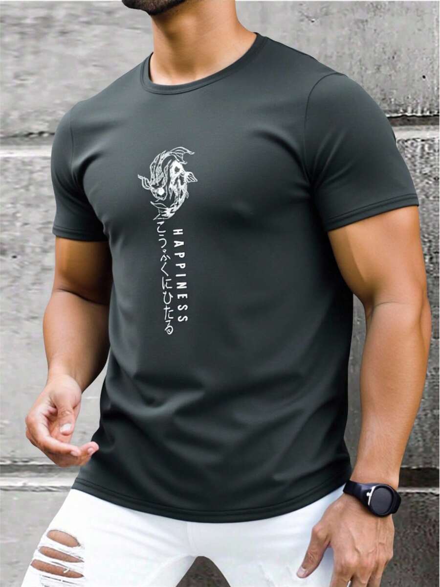 Shendy Vendy Men's Printed T-Shirt, 100% Cotton, Crew Neck, Short Sleeve, Japanese Design, Happiness Letters And Fish, Casual Urban Style Streetwear, Comfortable Fit, Soft Touch, Breathable, Ideal For All Seasons, Lightweight High-Quality Garment, Modern Masculine Look, Daily Sporty Vacation Outfit, Updated Fashion, Pairs With Jeans, Joggers, Shorts Or Jacket, Available In Various Colors - 鉛灰色 - 查看 1