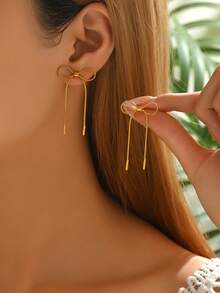 1 pereche de cercei eleganți cu ciucuri și fundă, design strălucitor de culoare aurie, delicati și grațioși, potriviți pentru diverse ocazii