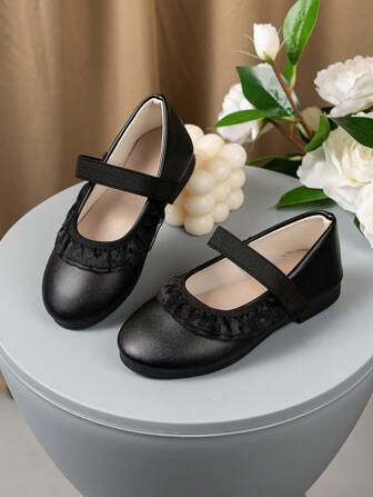 A Pair Of Fashionable Children's Flat Shoes, With A Classic Design Style And Elegant Design, A Pair Of Flat Shoes For Beautiful Girls To Wear At School