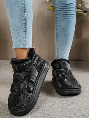 Botas de nieve negras sencillas y cálidas con suela gruesa, nuevas botas de nieve de moda de invierno con forro de felpa cálido y antideslizante, pantuflas unisex de pareja para interiores