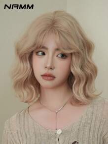 NAMM 12 英寸米金色短波浪假发，时尚合成刘海假发，优质柔软耐热卷发，适合日常佩戴、节日和音乐节 - 樱花庆典华丽派对街头时尚摄影 - 女孩礼物假发配件