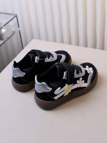 زوج من أحذية الأطفال الرياضية للتزلج بتطريز أسود للبنات