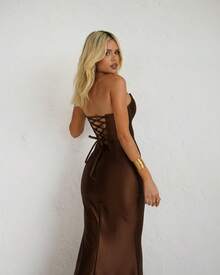 Elegant, Sexy, Satin, Strapless, Maxi Party Dress With Side Slit And Tie At The Back, Ideal For Bridesmaid/Smart Casual Attire/Wedding Guest/Graduates/Formal Occasions - 鏽棕色 - 查看 2