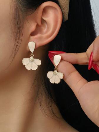 1 paire de boucles d'oreilles en métal délicates et minimalistes à motif floral, convenant pour un port quotidien pour femmes