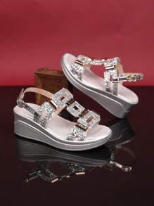 1 par de sandalias de tacón alto con puntera abierta, con tiras metálicas de brillo plateado y suela suave, estilo princesa de moda para uso diario, playa, fiesta y baile para niñas pequeñas