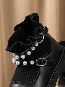 Ein Paar schwarze Leder-Knöchelstiefel mit Perlen-Dekorationsbändern und gefalteten gestrickten Schuhöffnungen, eine modische Wahl sowohl für Partys als auch für den Alltag, geeignet für Einkaufen, Partys, Bühnen, Gelegenheitsanlässe usw., Mädchenschuhe, Mädchensandalen, Mädchenschulschuhe, Schulschuhe, Kinderschuhe, Blumenmädchenschuhe