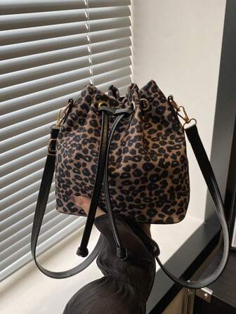 1 件春夏新款豹纹迷你水桶包，棕色仿麂皮材质，适合购物、郊游、学生和年轻人通勤
