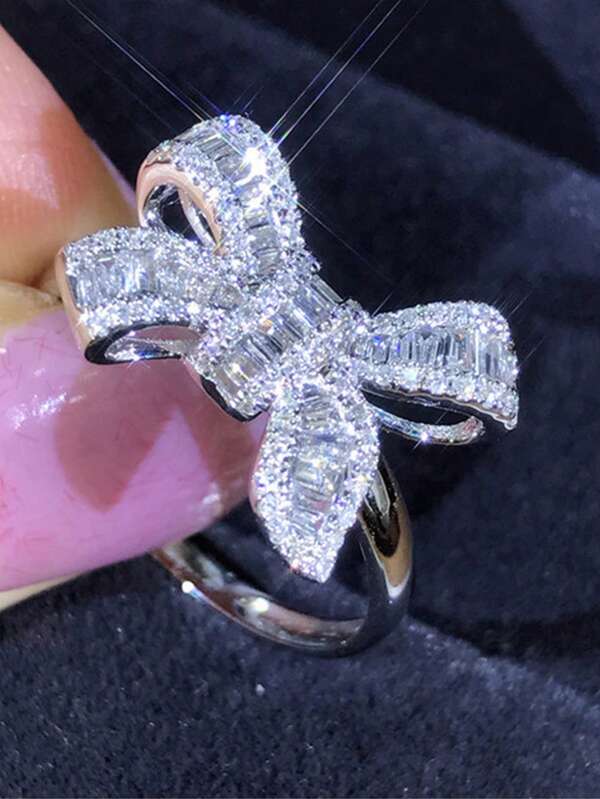 Nuevo anillo de diamante trapezoidal con lazo, estilo fashionable y de mariposa, anillo elegante y lujoso de diamantes Sim para uso diario de mujeres