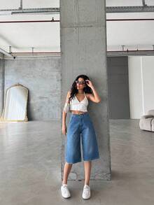 女式高腰褪色复古宽松阔腿牛仔百慕大短裤，带口袋、拉链和纽扣