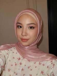 1条女士纯色丝滑柔软头巾，阿拉伯休闲长款头巾，保守素雅的头巾，适合日常聚会和着装搭配。 - 粉色 - 查看 4