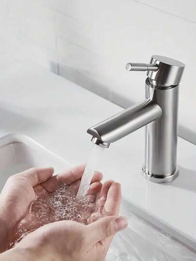 Grifo de acero inoxidable de un solo orificio, grifo de lavabo montado en encimera, grifo de lavabo de baño de un solo mango cromado, válvula de agua fría, diámetro roscado universal G1/2. Adecuado para baño, cocina, lavandería, caravana, hotel, apartamento, tocador y lavabo. Accesorio moderno esencial para el hogar, también un regalo ideal para las vacaciones.