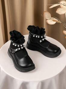 Ein Paar schwarze Leder-Knöchelstiefel mit Perlen-Dekorationsbändern und gefalteten gestrickten Schuhöffnungen, eine modische Wahl sowohl für Partys als auch für den Alltag, geeignet für Einkaufen, Partys, Bühnen, Gelegenheitsanlässe usw., Mädchenschuhe, Mädchensandalen, Mädchenschulschuhe, Schulschuhe, Kinderschuhe, Blumenmädchenschuhe