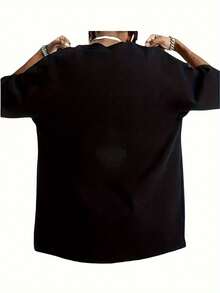 Camiseta de manga corta con estampado divertido de gato y pollo, gato gris sentado tranquilamente sobre la espalda del pollo, gallina blanca ligeramente impaciente, fondo de unicolor que resalta el diseño, sin texto adicional, talla grande simple y de moda - Negro - Ver 2