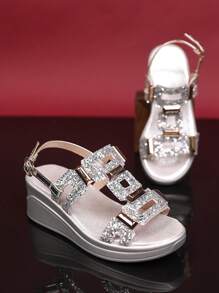 1 par de sandalias de tacón alto con puntera abierta, con tiras metálicas de brillo plateado y suela suave, estilo princesa de moda para uso diario, playa, fiesta y baile para niñas pequeñas