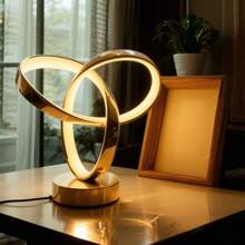 An Iron Twisted Table Lamp, Three-Tone Light, USB-Powered, Golden Clover, Suitable For Bar Decoration, Room Living Room Night Light