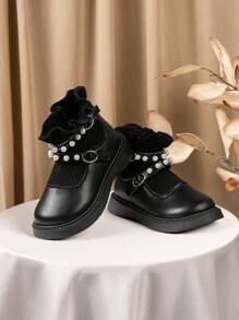 Ein Paar schwarze Leder-Knöchelstiefel mit Perlen-Dekorationsbändern und gefalteten gestrickten Schuhöffnungen, eine modische Wahl sowohl für Partys als auch für den Alltag, geeignet für Einkaufen, Partys, Bühnen, Gelegenheitsanlässe usw., Mädchenschuhe, Mädchensandalen, Mädchenschulschuhe, Schulschuhe, Kinderschuhe, Blumenmädchenschuhe