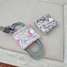 1 件碎花印花绗缝数据线收纳夹，花卉刺绣蝴蝶结，数据线分类夹，耳机线整理器套装家居收纳旅行收纳多功能收纳，适合女性、女孩旅行必需品、邮轮必需品、宿舍必需品、生日礼物、伴娘礼物、妈妈礼物、教师礼物、情人节礼物 - 彩色 - 查看 3