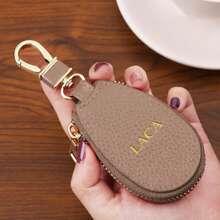 1个个性化定制姓名设计钥匙包，包含大小写字母，高端PU皮革材质，多种颜色可选，适合居家使用。多功能迷你大容量拉链设计，外观时尚，男女通用，轻薄防刮，防丢，独特的周年纪念礼物之选。