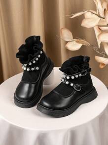 Ein Paar schwarze Leder-Knöchelstiefel mit Perlen-Dekorationsbändern und gefalteten gestrickten Schuhöffnungen, eine modische Wahl sowohl für Partys als auch für den Alltag, geeignet für Einkaufen, Partys, Bühnen, Gelegenheitsanlässe usw., Mädchenschuhe, Mädchensandalen, Mädchenschulschuhe, Schulschuhe, Kinderschuhe, Blumenmädchenschuhe