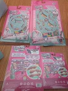 Tragbare und teilbare Sticker-Armbänder, beinhaltet 80/160 Mini-Sticker, Mystery Reveal Sticker Rollen, über 1000 Designs zum Entdecken und Sammeln, perfekt als Partyfavors und Geburtstagsgeschenke