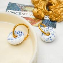 经典 18K 镀金不锈钢环形耳环，带有陶瓷装饰，复古别致的中国风，适合女性日常佩戴或节日礼物