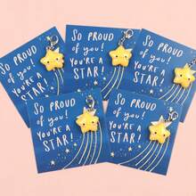 1 件/5 件可爱星星钥匙扣，配有励志的“为你感到骄傲！”鼓励卡 - 黄色星星吊坠、龙虾扣钥匙圈，适合学生、教师、返校礼物、万圣节礼物、圣诞节礼物、教师节礼物、异想天开的钥匙扣、欢快的设计、扣式汽车配件、哥特式 Y2k 万圣节配件、教师节 - 彩色 - 查看 10