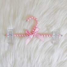 1/2/5 Piezas de colgador de perlas falsas con un lazo, pinza de pantalones de perlas falsas y colgador para mascotas. El soporte para colgar ropa es adecuado para colgar prendas de estilo hada como vestidos, pantalones, zapatos, jeans, botas y faldas.