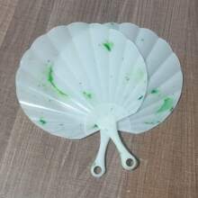 1 pièce d'éventail portatif en plastique style vintage plus épais et plus frais, avec un design de coquille en faux jade. Convient pour l'été, les cadeaux pour les personnes âgées et les amoureux, une utilisation quotidienne.