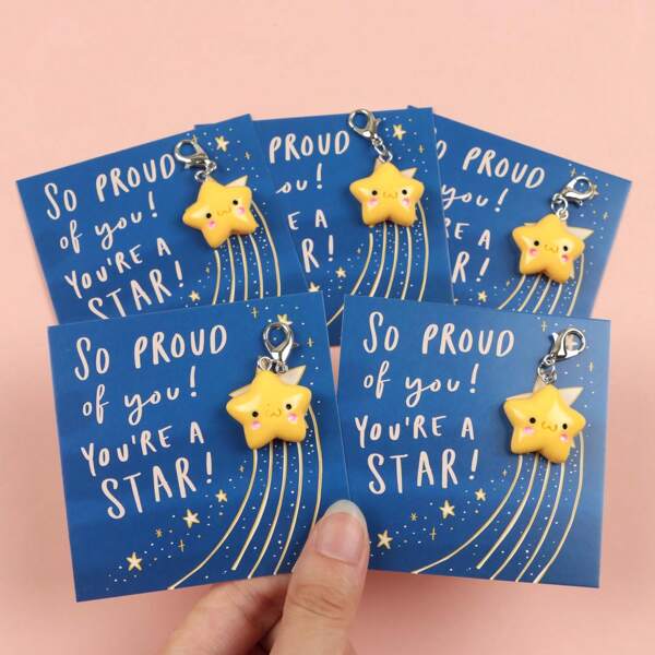 1 pieza/5 piezas Llaveros con forma de estrella linda con tarjetas de aliento "¡Estoy muy orgulloso de ti!" - Dije de estrella amarilla, anillos de llave con cierre de langosta para estudiantes, maestros, regreso a clases, regalos de Halloween, regalos de Navidad, apreciación a maestros, llavero caprichoso, diseño alegre, accesorios de coche con cierre, accesorios góticos y Y2k para el Día del Maestro