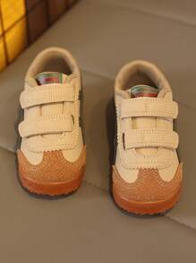 1双绿色柔软舒适皮革拼接婴幼儿运动鞋，圆头设计，防踢防滑鞋底，时尚休闲运动鞋，适合男宝宝/女宝宝，可用于爬行、学步、跑步，秋冬季穿着。