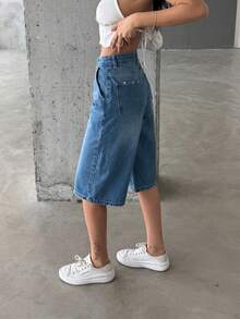 女式高腰褪色复古宽松阔腿牛仔百慕大短裤，带口袋、拉链和纽扣