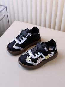 زوج من أحذية الأطفال الرياضية للتزلج بتطريز أسود للبنات