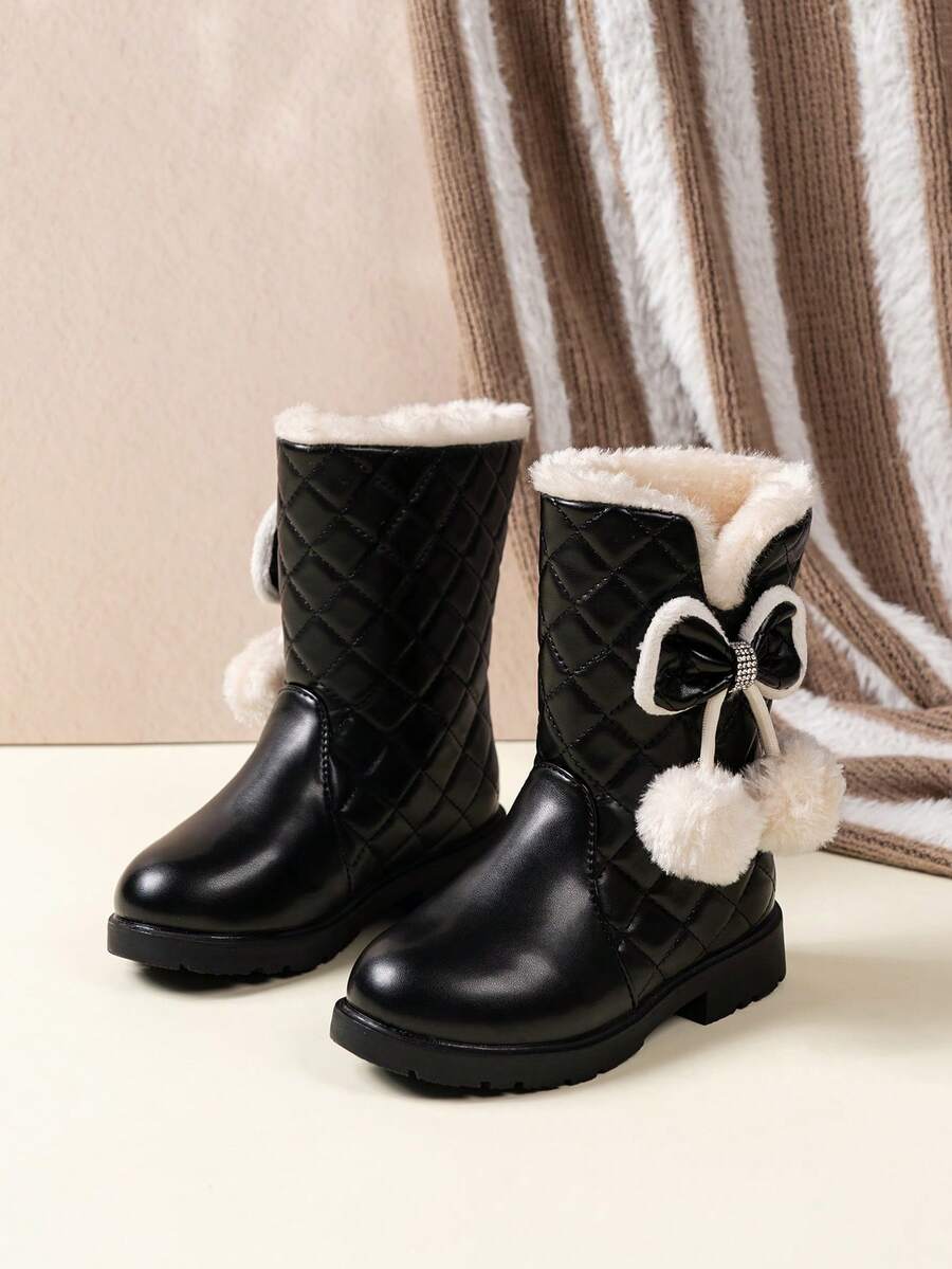 儿童冬季雪地靴，配有毛绒衬里、绗缝图案、蝴蝶结装饰和绒球细节