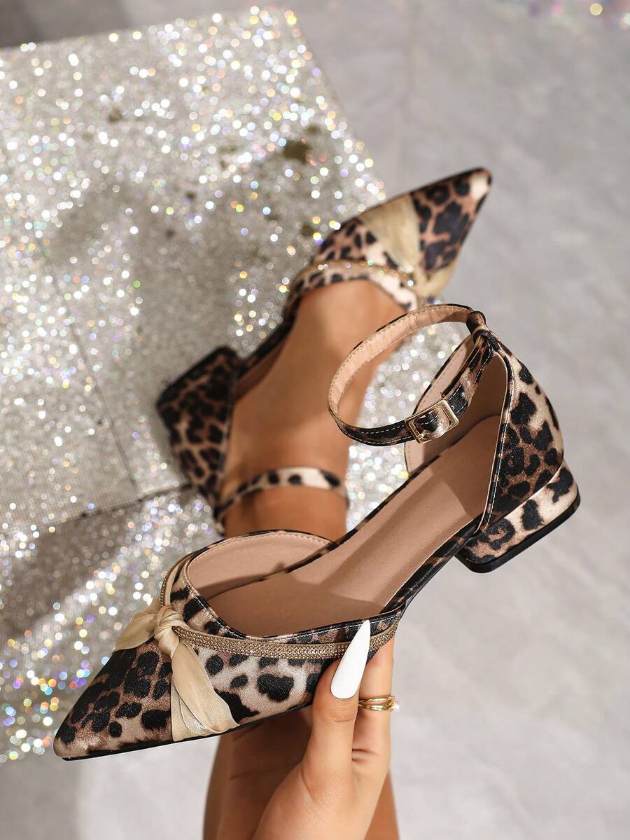 女士优雅金色平底鞋，尖头设计，水钻蕾丝扭结踝带细节，适合休闲、户外和派对场合