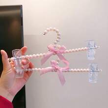 1/2/5 Piezas de colgador de perlas falsas con un lazo, pinza de pantalones de perlas falsas y colgador para mascotas. El soporte para colgar ropa es adecuado para colgar prendas de estilo hada como vestidos, pantalones, zapatos, jeans, botas y faldas.