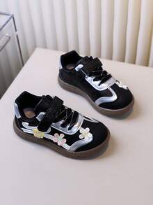 زوج من أحذية الأطفال الرياضية للتزلج بتطريز أسود للبنات