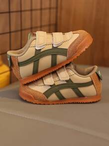 1双绿色柔软舒适皮革拼接婴幼儿运动鞋，圆头设计，防踢防滑鞋底，时尚休闲运动鞋，适合男宝宝/女宝宝，可用于爬行、学步、跑步，秋冬季穿着。