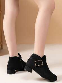 Ein Paar schwarze Wildleder-Stiefel für Mädchen, mit niedrigem und dickem Absatz, Metallschnallen und Seitenzippern, geeignet für Versammlungen, Bankette, Bühnen, Einkaufen, Sightseeing, Lässig und andere Veranstaltungsorte, Mädchenschuhe, Schulschuhe, Mädchenschuhe, Cowboystiefel, Kindercowboystiefel, Mädchencowboystiefel