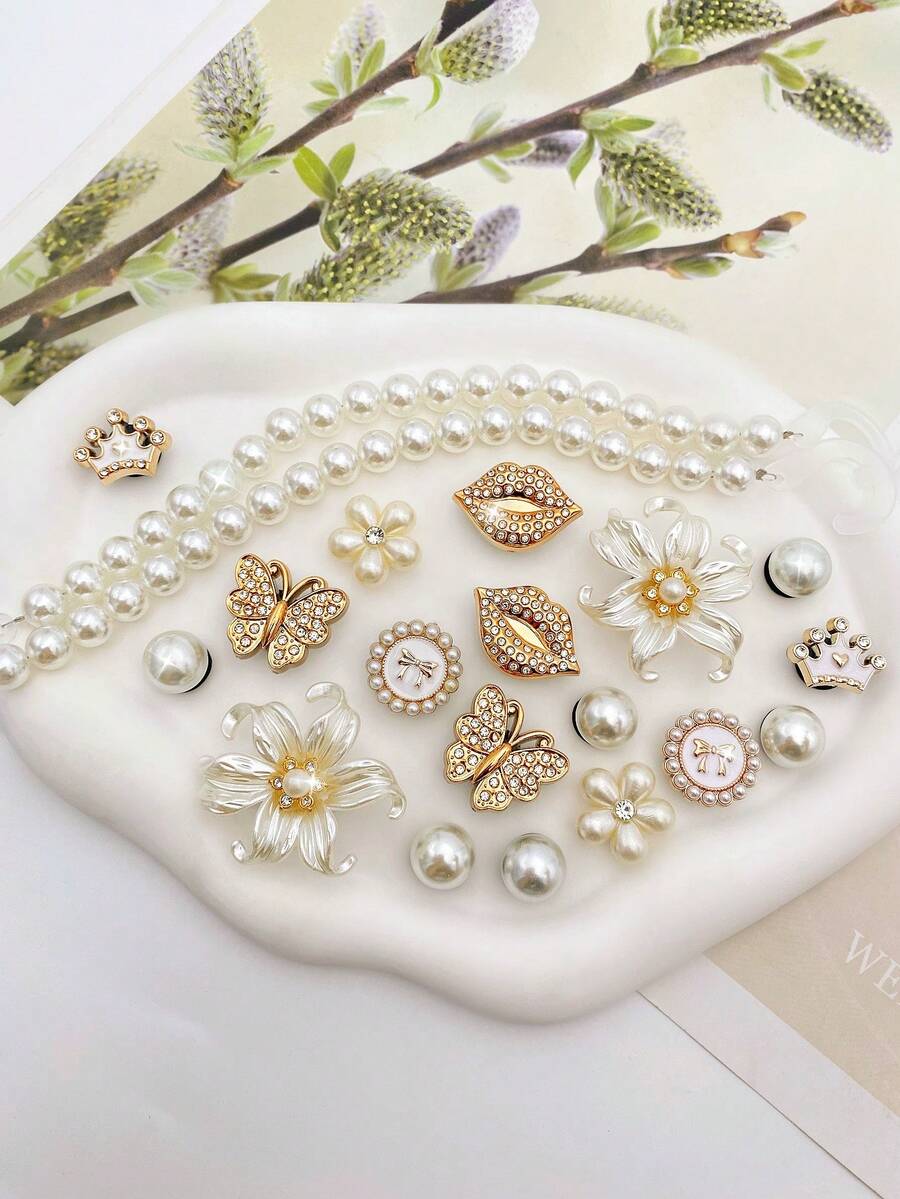 20 chiếc dây chuyền ngọc trai ABS trắng, hoa đính đá, bướm đính đá vàng, môi, vương miện, nơ ngọc trai ABS có thể tháo rời, phụ kiện tự làm cổ điển, thích hợp cho dép xăng đan, dép lê, túi đi biển của phụ nữ, tuyệt vời cho ngày lễ, quà tặng tiệc sinh nhật