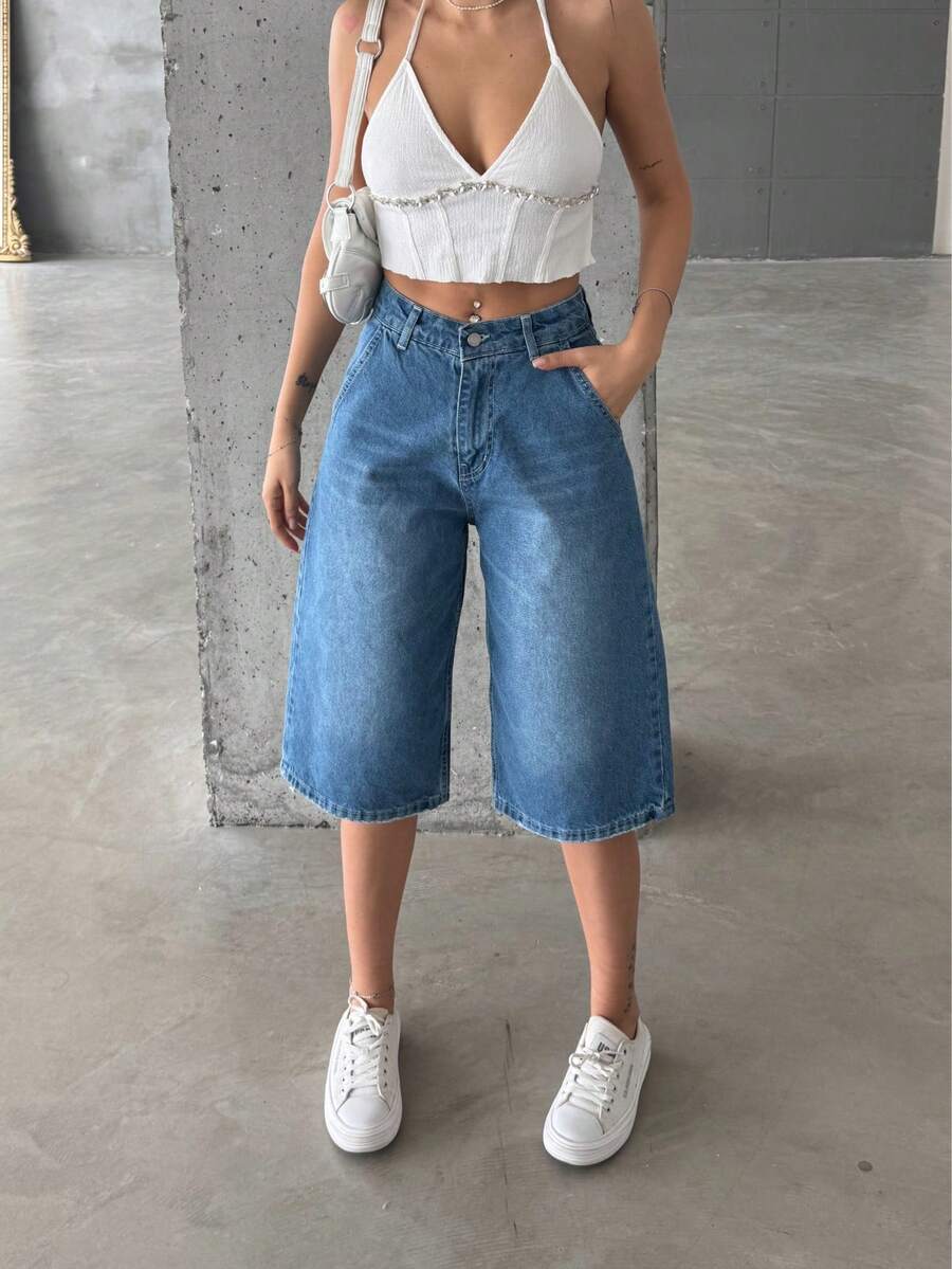 女式高腰褪色复古宽松阔腿牛仔百慕大短裤，带口袋、拉链和纽扣