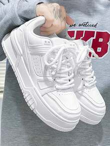 Tenis deportivos casuales con suela gruesa para hombre, diseño clásico versátil de estilo urbano y color sólido con puntera redonda y cordones ajustables, material sintético transpirable con suela antideslizante amortiguadora resistente para uso diario trabajo salidas informales deportes ligeros y todas las estaciones - blanco - Ver 2