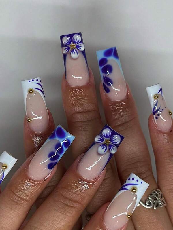 Montrez vos ongles personnalisés, 24 pièces 3D Gelnail fait des ongles carrés longs avec pointe française avec un design de fleurs et de perles dorées. Ensemble d'ongles acryliques faux contenant 1 pièce de colle de gelée et 1 pièce de lime à ongles. Facile à porter 3D Gelnails Pointe française Ongles pressés pour femme fille pour le travail quotidien, les festivals et les fêtes.