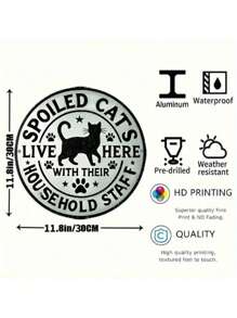 1 stuk Hier woont een verwende kat en hun familiestaf, Metal Mark - 8x8 inch duurzaam aluminium wanddecoratie, geschikt voor slaapkamer, keuken, eetkamer, bardecoratie, huis, kantoordecoratie