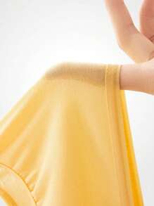 1包/5件。一次性女士内裤，无菌包装，适合旅行和产后使用，大尺码，采用聚酯纤维制成，柔软，透气，颜色鲜艳，作为一次性内衣配件，防漏卫生内裤，私密卫生，私密保护，不露出内裤，适合旅行和经期使用。